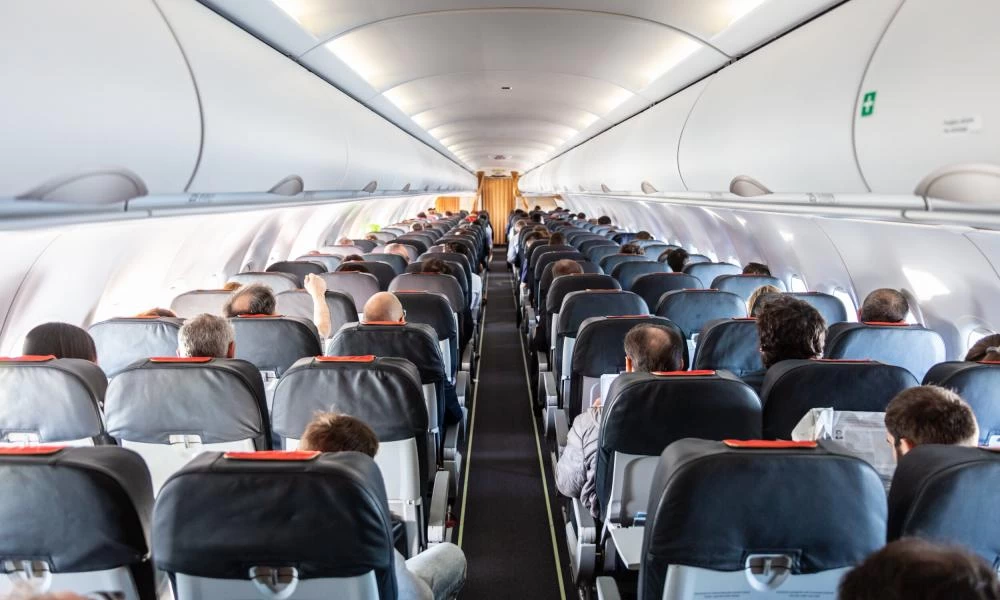 Πέταξαν οικογένεια έξω από πτήση γιατί δεν φορούσαν μάσκα